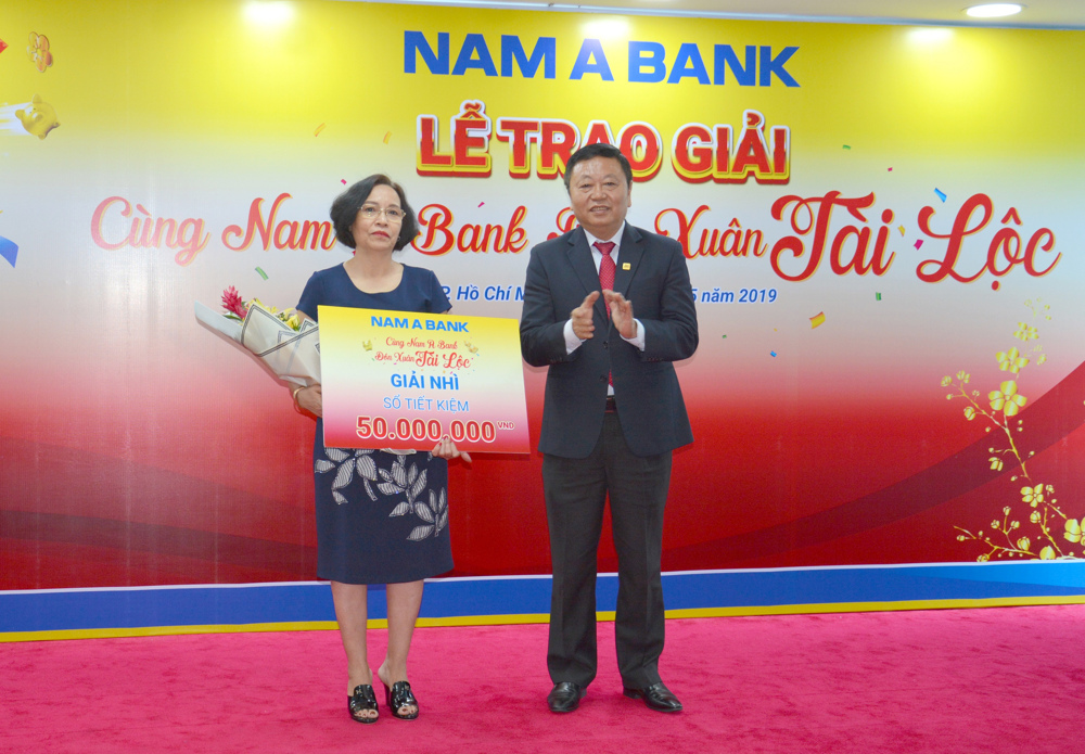 Chị Trần Thị Kim (Khách hàng Nam A Bank Quang Trung) may mắn nhận Giải Nhì sổ tiết kiệm trị giá 50 triệu đồng từ Nam A Bank.